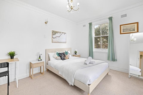 Rustic Queen Room - Seconds To Stores & Eateries - Shared Bathroom - Dalby Accommodation 2