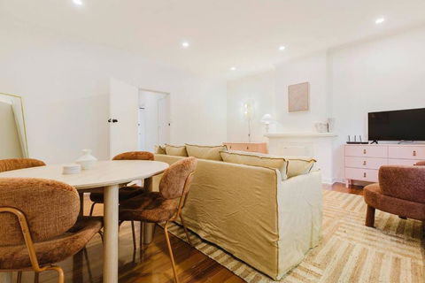 Salmon Calm - Trendy Velvet Allure By Albert Park - Dalby Accommodation 3