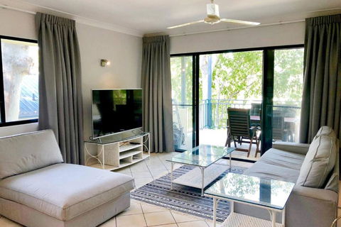 Salt & Sand - Tropical Oasis Footsteps To Beach - Dalby Accommodation 1
