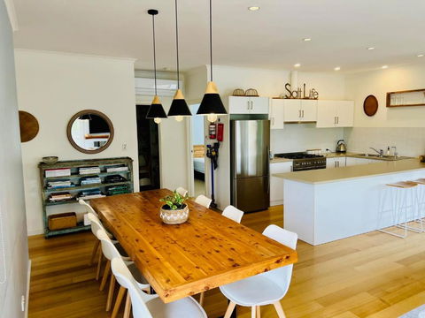 Salt Life - Pet Friendly Outside WIFI - Dalby Accommodation 2