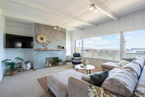 Saltwater Terrace With Panoramic Ocean Views - Dalby Accommodation 1