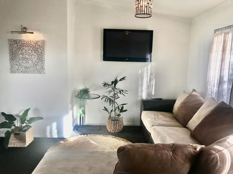 Salty Blue Beach House - Dalby Accommodation 2