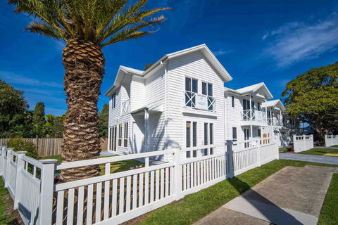 Salty Palms By The Sea - ONE - Dalby Accommodation 0