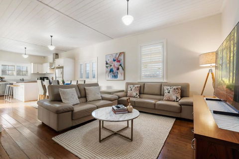 Sampson Cottage - Historic Charm - Dalby Accommodation 3