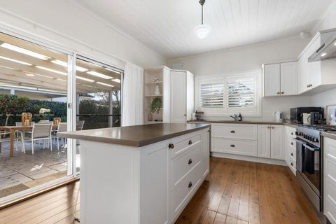 Sampson Cottage - Historic Charm - Dalby Accommodation 2