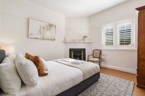 Sampson Cottage - Historic Charm - Dalby Accommodation 1