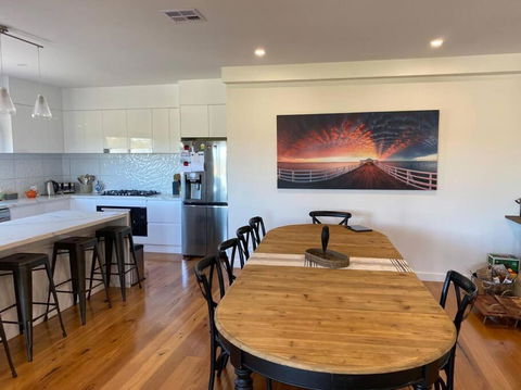 Sanary A Modern Beach Home In Martha Cove - Dalby Accommodation 2