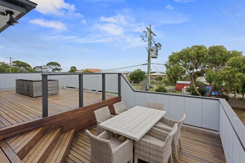 Sanctuary Lodge By Ready Set Stay - BYO LINEN & TOWELS - Dalby Accommodation 3