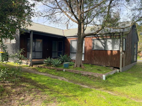 Sanders Beach House - Dalby Accommodation 0