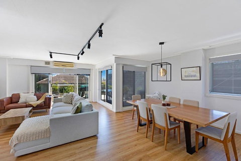 Sandy Cove Apartment The Entrance 8 - Dalby Accommodation 0