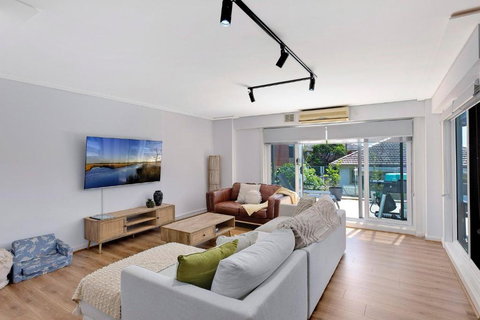 Sandy Cove Apartment The Entrance 8 - Dalby Accommodation 1