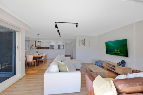 Sandy Cove Apartment The Entrance 8 - Dalby Accommodation 2