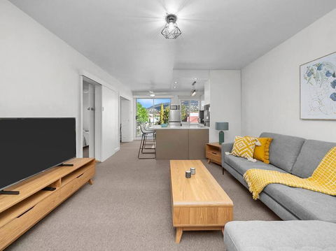 Sandy Bay Apartment With Hobart River View, Near UTAS - Stroll To Cafes And Shops - Dalby Accommodation 2