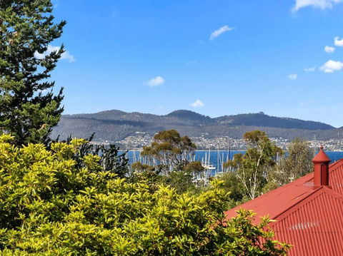 Sandy Bay Apartment With Hobart River View, Near UTAS - Stroll To Cafes And Shops - Dalby Accommodation 1