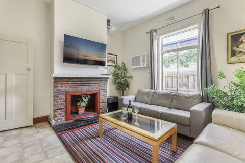 Spacious Urban Delight In Coburg - Dalby Accommodation 1