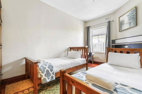 Spacious Urban Delight In Coburg - Dalby Accommodation 3