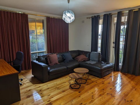 Spacious, Modern & Stylish Vacation Home - Dalby Accommodation 1