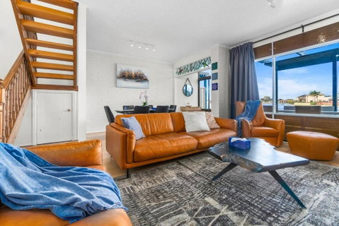 Stunning Lake View Townhouse-Dream Staycation - Dalby Accommodation 2