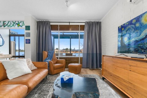 Stunning Lake View Townhouse-Dream Staycation - Dalby Accommodation 3