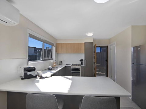 T Bar On Twynam - Modern 2BR Apartment L WiFi L Netflix L BBQ L Smart TV L Air-Con - Dalby Accommodation 3