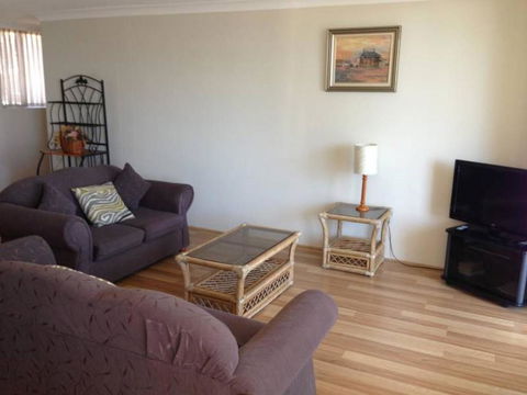 Beachpoint, Unit 101, 28 North Street - Dalby Accommodation 3