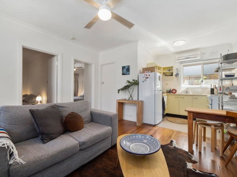 Beachside Apartment - Dalby Accommodation 3