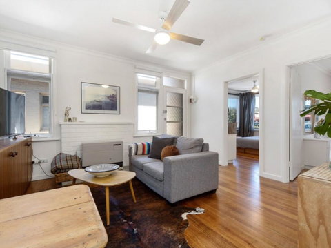 Beachside Apartment - Dalby Accommodation 1