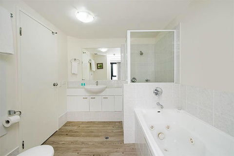 Beachside Neptune Resort Apt Upgraded! - Dalby Accommodation 0