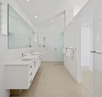 Bella Vista West 3 Luxury Ocean View High Ceilings Golf Buggy Sleeps 8 - Dalby Accommodation