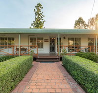 Birds 'n' Bloom Cottages - Dalby Accommodation