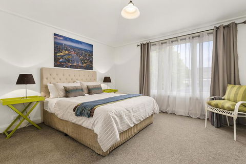 Blue Rosella On Piper - Dalby Accommodation 2