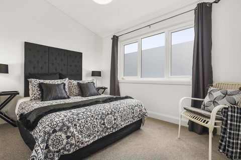 Blue Rosella On Piper - Dalby Accommodation 1