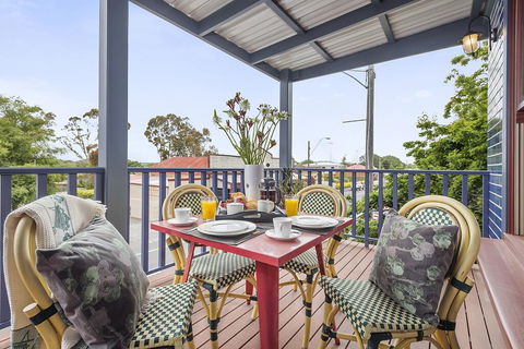 Blue Rosella On Piper - Dalby Accommodation 3