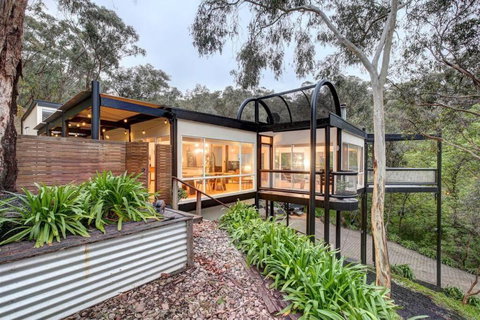 The Treehouse - Dalby Accommodation 0