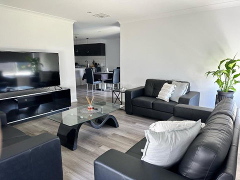 Xquisite - Dalby Accommodation 0