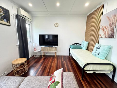 Zen Escape Guest House- Hidden Little Gem, Funky Corner, Boutique Granny Flat - Dalby Accommodation 3