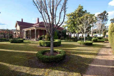 St Arnaud Historic Dundrennan With 5 Bedrooms - Dalby Accommodation 0